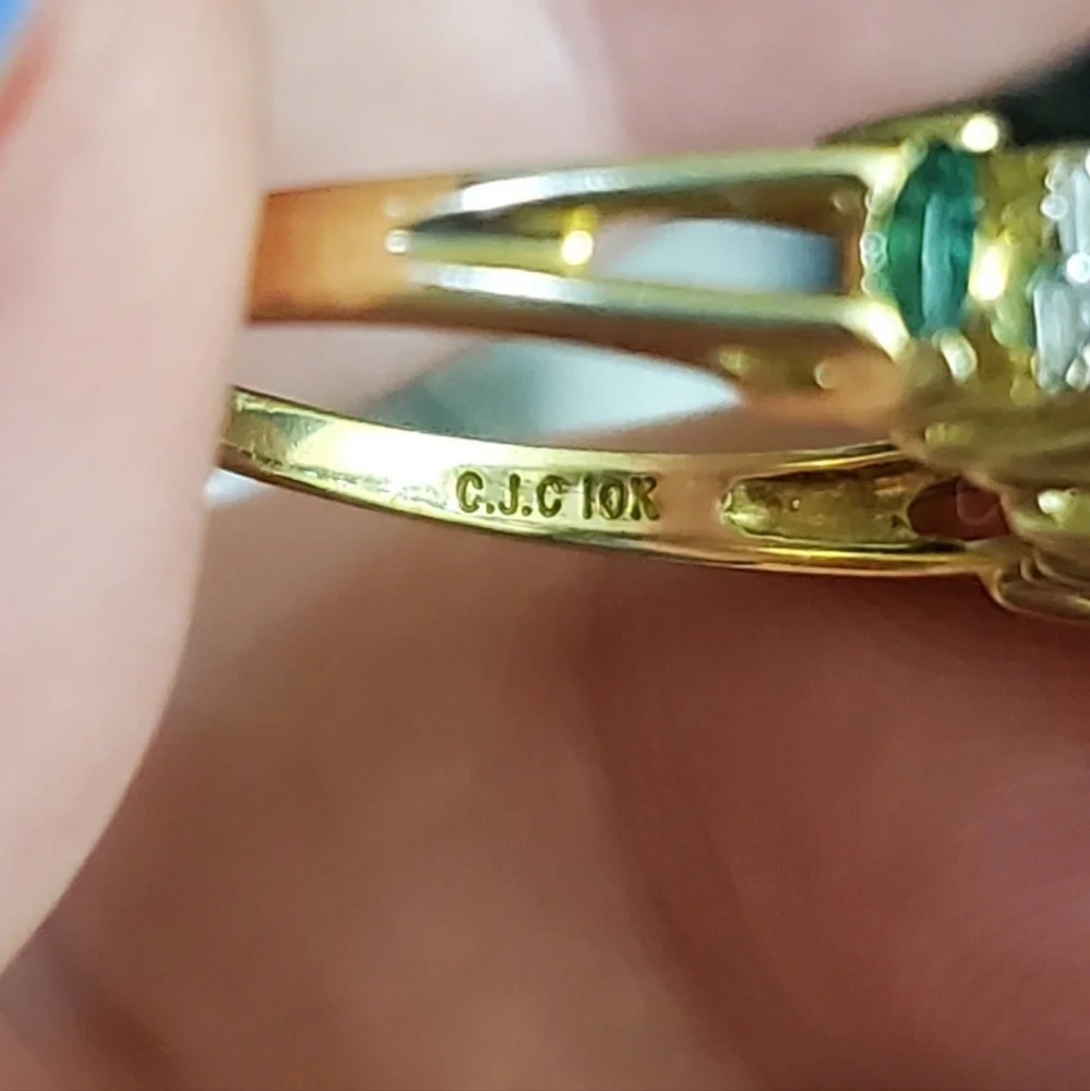 Elegant Gold and Green Stone Ring - Picture 4 of 8